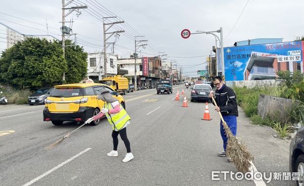 ▲大園警分局埔心派出所員警今晨巡邏時，發現中正東路上大批塑膠顆粒散落地面，通知清潔隊人員協助清理。（圖／記者沈繼昌翻攝）