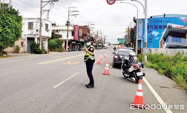 ▲大園警分局埔心派出所員警在中正東路上兩端進行交管措施，避免行人與汽機車誤闖發生危險。（圖／記者沈繼昌翻攝）