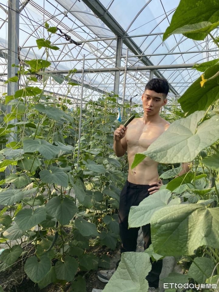 ▲全台首本以農夫猛男為主題的年曆出爐，意外掀起搶購潮。（圖／有朝一日西螺小農提供）