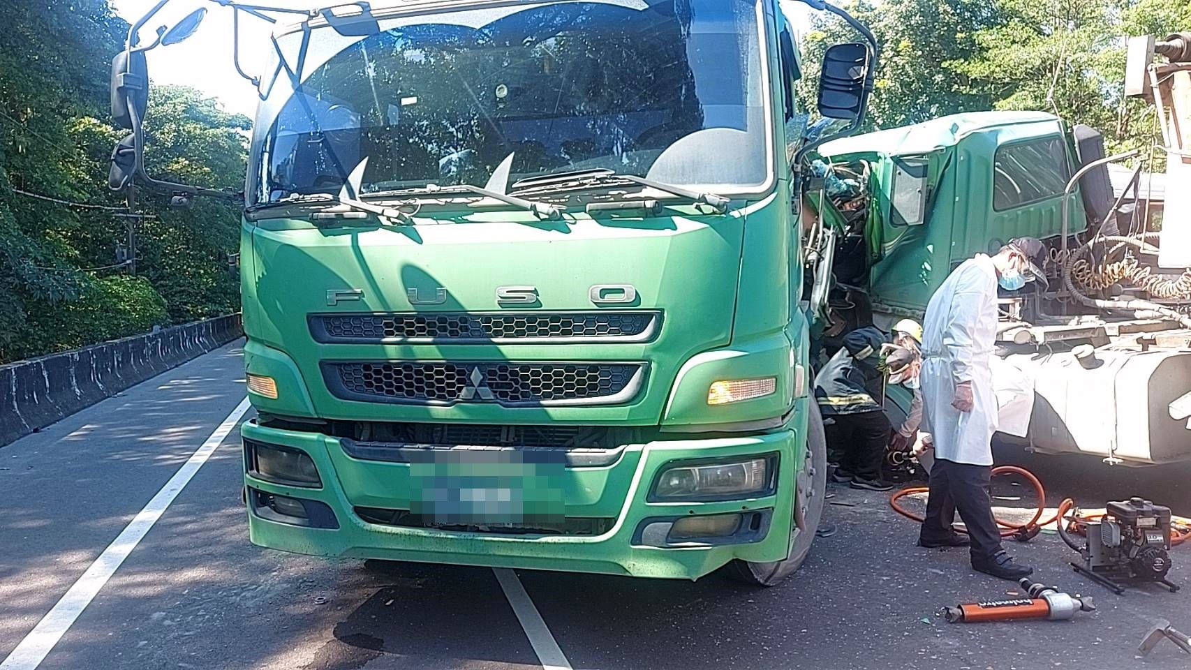 ▲▼快訊／高雄2砂石車相撞！車頭全毀　駕駛身上多處慘遭玻璃割傷。（圖／讀者提供）