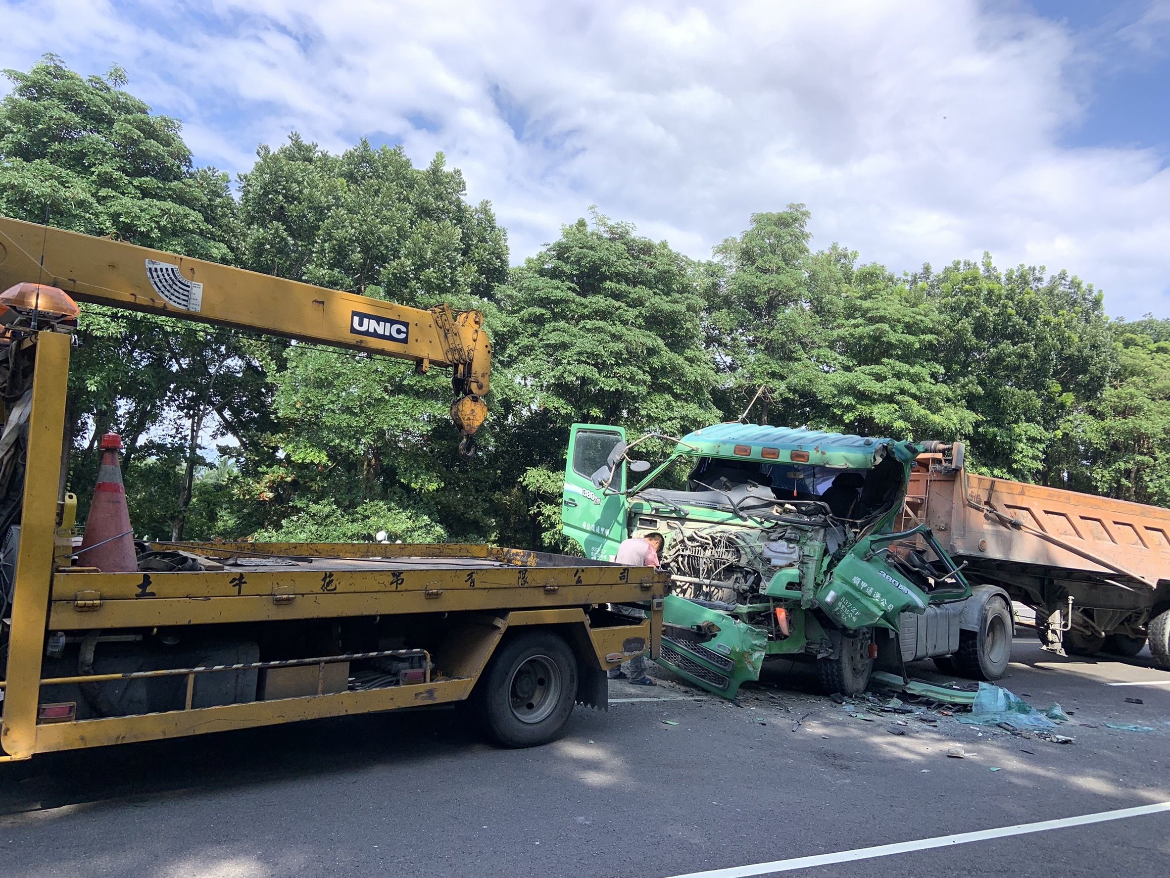 ▲▼快訊／高雄2砂石車相撞！車頭全毀　駕駛全身慘遭玻璃割傷。（圖／讀者提供）