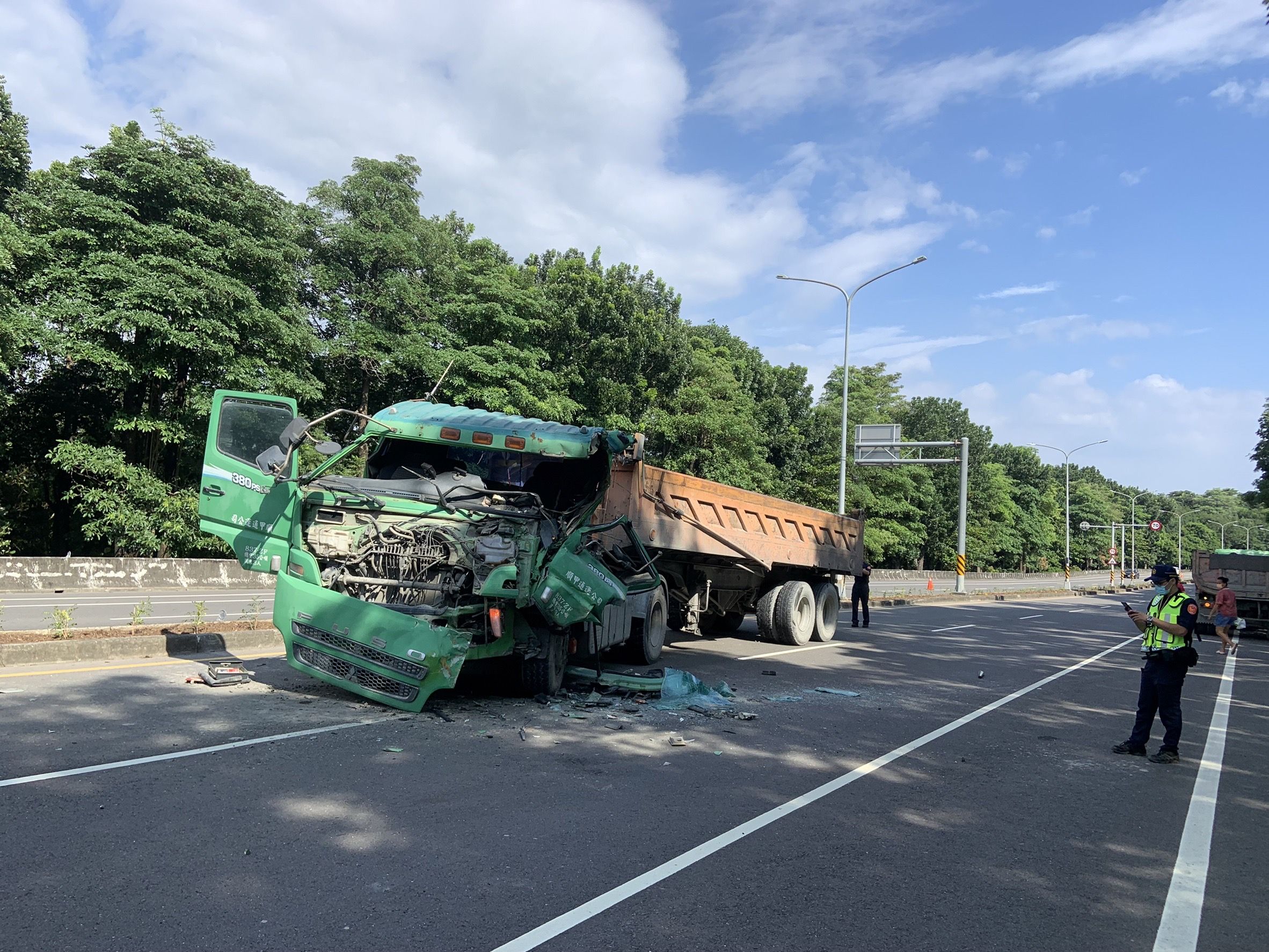 ▲▼快訊／高雄2砂石車相撞！車頭全毀　駕駛全身慘遭玻璃割傷。（圖／讀者提供）
