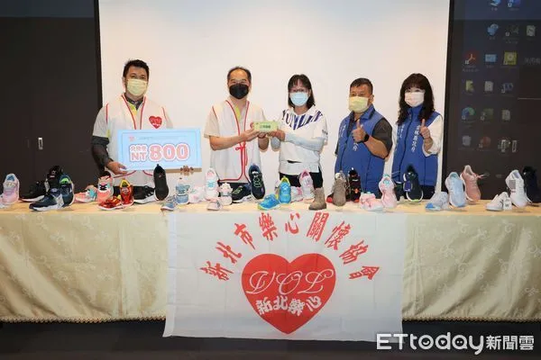 ▲「愛的傳遞．善的循環」新北市樂心關懷協會捐贈雲林縣政府鞋提貨券，今日捐贈儀式由協會理事長捐贈鞋品兌換券共250張造福雲林縣弱勢兒童。（圖／記者蔡佩旻翻攝）