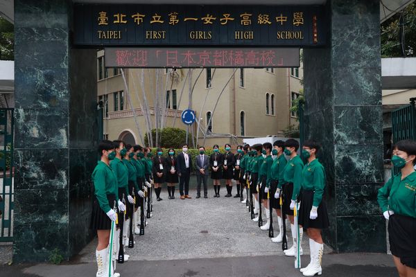 ▲▼橘高校吹奏部學生與北一女學生交流互贈禮物。（圖／翻攝自台北市立第一女子高級中學家長會樂儀旗家長後援會Facebook）