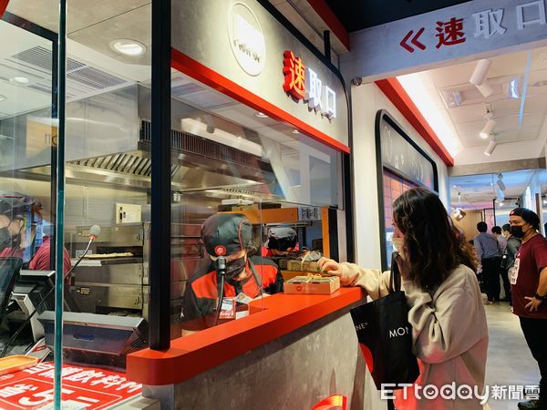 ▲▼必勝客打造全球首家「HOT燒站」新店型，專攻上班族、學生族，5分鐘（圖／記者林育綾攝）