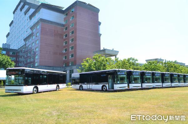 ▲台南市長黃偉哲主持15輛Model T電動公車交車儀式，這批車輛由府城客運公司購置，將在年底前陸續上線服務，配置於市區公車6、11、15等路線。（圖／記者林悅翻攝，下同）