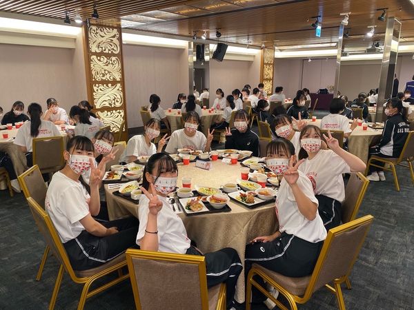 ▲台北凱撒大飯店接待橘高校女學生們,糖醋排骨與香醇的養生雞湯。（圖／台北凱撒大飯店提供）