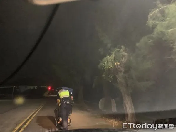 ▲▼一輛電動四輪車沒電「顧路」，警方徒步推了1公里順利送回家，渾身是汗。（圖／民眾提供，下同）