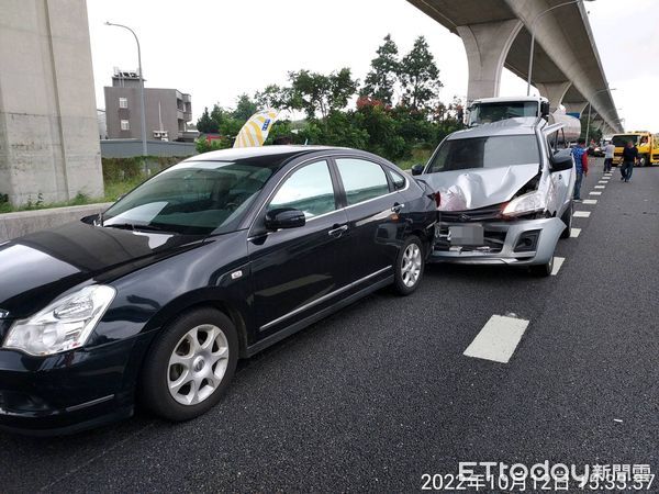 ▲中油油罐車疑似失控追撞11車。（圖／記者沈繼昌翻攝）