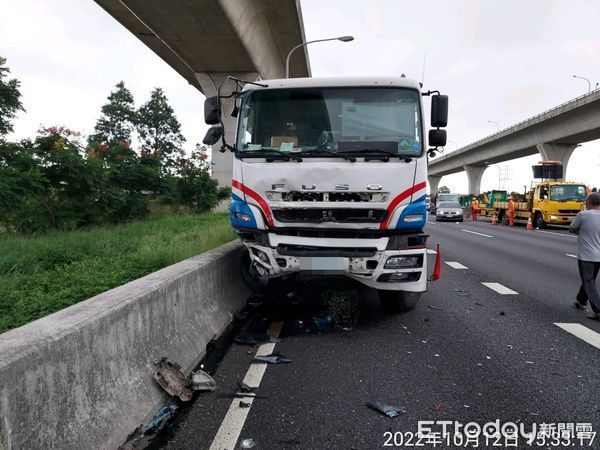 ▲中油油罐車疑似失控追撞11車。（圖／記者沈繼昌翻攝）