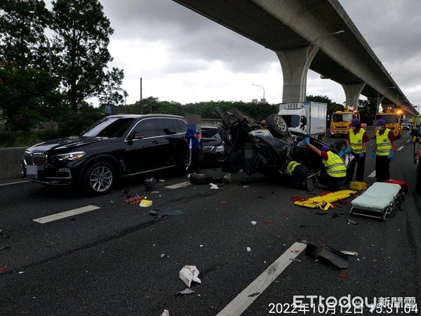 ▲中油油罐車疑似失控追撞11車。（圖／記者沈繼昌翻攝）