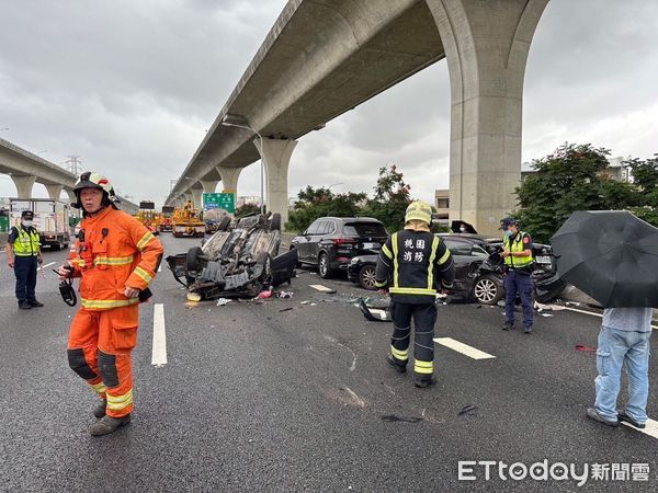 ▲中油油罐車疑似失控追撞11車。（圖／記者沈繼昌翻攝）