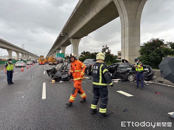 ▲中油油罐車疑似失控追撞11車。（圖／記者沈繼昌翻攝）