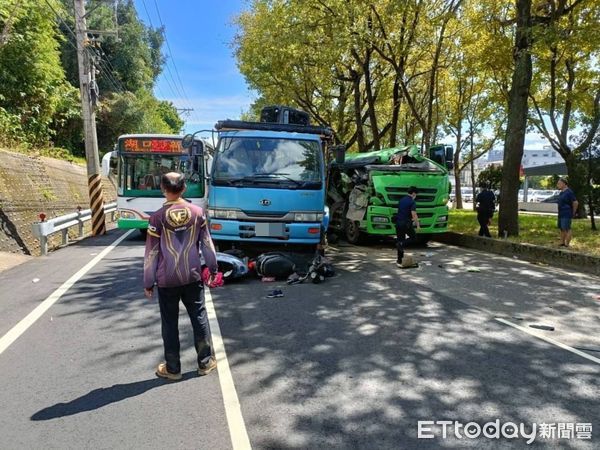 ▲小擦撞引發蝴蝶效應　竹北6汽機車+單車連環撞！4人送醫1骨折。（圖／記者陳凱力翻攝）