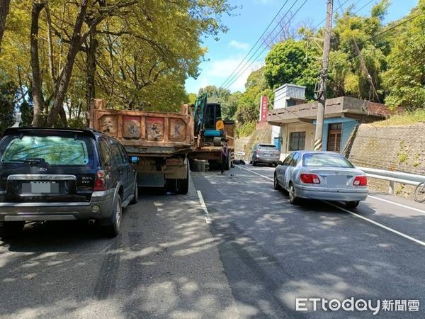 ▲小擦撞引發蝴蝶效應　竹北6汽機車+單車連環撞！4人送醫1骨折。（圖／記者陳凱力翻攝）