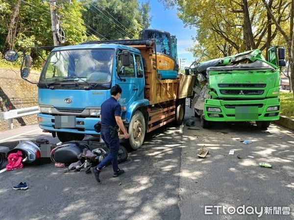 ▲小擦撞引發蝴蝶效應　竹北6汽機車+單車連環撞！4人送醫1骨折。（圖／記者陳凱力翻攝）