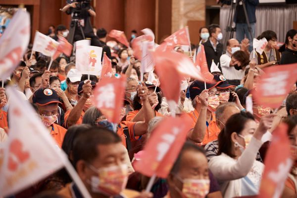 ▲高雄商圈市場攤販首度大集結成立挺邁後援會,逾兩千名基層支持者湧入擠爆會場。（圖／記者賴文萱攝）