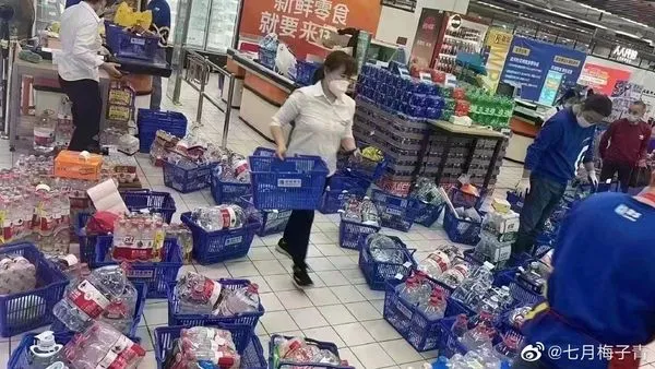 ▲▼長江乾旱、海水倒灌，導致上海人開始囤積飲用水。（圖／翻攝自微博）