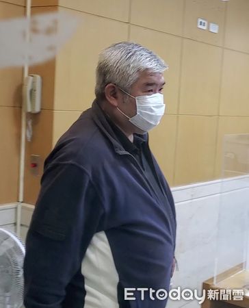 ▲▼珍菌堂集團以投資牛樟芝為名非法吸金逾20億元，公司登記負責人張桂銘（深色外套）、前董事李春松（淺色上衣）被移送北檢複訊。（圖／記者黃哲民攝）