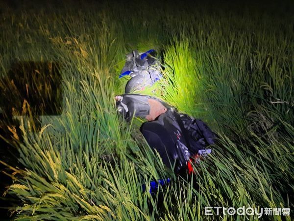 ▲▼苑裡鎮農田重劃區路口11日晚間發生機車碰撞，騎士雙雙噴飛進稻田裡。（圖／記者蔡文淵翻攝）