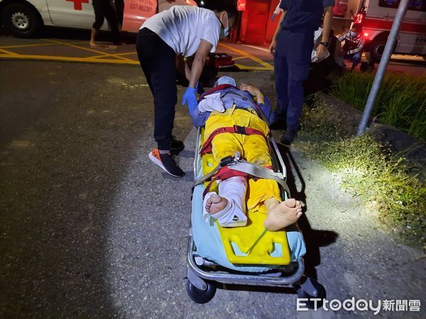 ▲▼苑裡鎮農田重劃區路口11日晚間發生機車碰撞，騎士雙雙噴飛進稻田裡。（圖／記者蔡文淵翻攝）