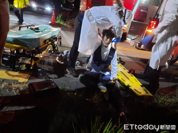 ▲▼苑裡鎮農田重劃區路口11日晚間發生機車碰撞，騎士雙雙噴飛進稻田裡。（圖／記者蔡文淵翻攝）