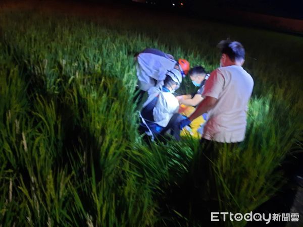 ▲▼苑裡鎮農田重劃區路口11日晚間發生機車碰撞，騎士雙雙噴飛進稻田裡。（圖／記者蔡文淵翻攝）