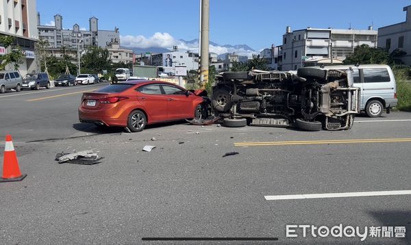 ▲車禍事故，造成1台車翻車。（圖／記者楊漢聲翻攝）