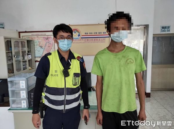 ▲枋寮警分局建興派出所員警以巡邏車送戴男返家            。（圖／記者陳崑福翻攝）