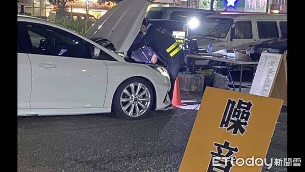 ▲台南市警永康分局12日晚上6-10時結合監理站、環保局及交通警察大隊，在永康區永大路永康拖吊場周邊道路，執行聯合稽查取締改裝汽機車。（圖／記者林悅翻攝，下同）