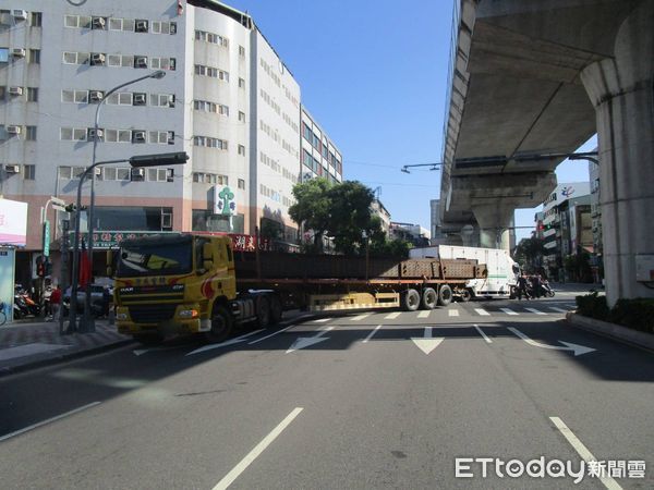 ▲▼超商車撞上載滿鋼構的曳引車，造成4線道回堵30分鐘才暢通。（圖／民眾提供，下同）