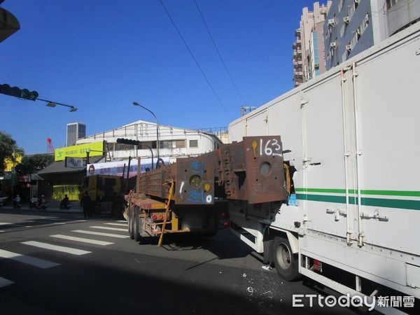▲▼超商車撞上載滿鋼構的曳引車，造成4線道回堵30分鐘才暢通。（圖／民眾提供，下同）