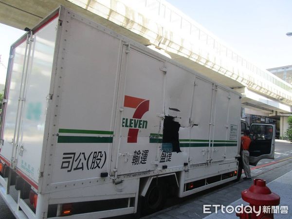 ▲▼超商車撞上載滿鋼構的曳引車，造成4線道回堵30分鐘才暢通。（圖／民眾提供，下同）