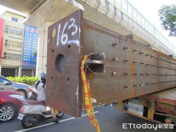 ▲▼超商車撞上載滿鋼構的曳引車，造成4線道回堵30分鐘才暢通。（圖／民眾提供，下同）