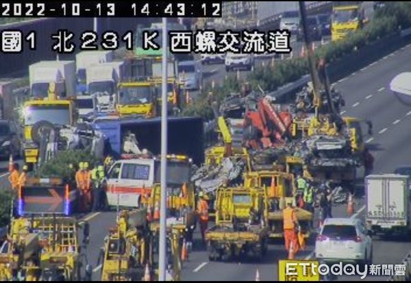 ▲國道一號中前高北上231K，發生連結車翻覆事故，回度約5公里。（圖／記者蔡佩旻翻攝）