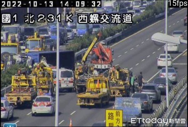 ▲國道一號中前高北上231K，發生連結車翻覆事故，回度約5公里。（圖／記者蔡佩旻翻攝）