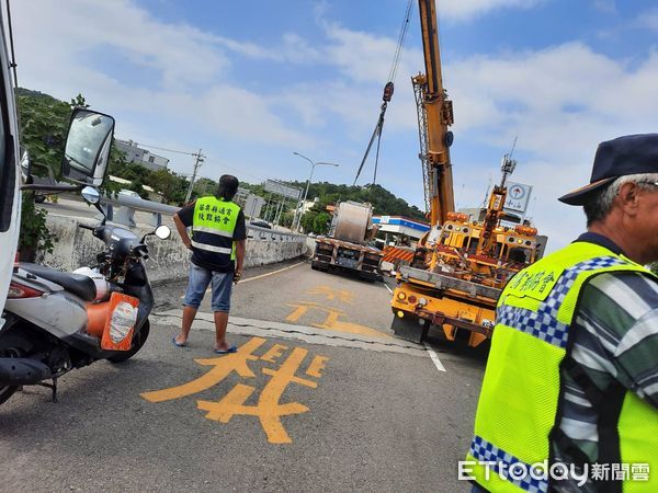 ▲▼台一線苗栗通霄路段13日下午2捲各10噸重的鋼捲從拖板車上掉落，幸好味波及其他人車。（圖／記者蔡文淵翻攝）