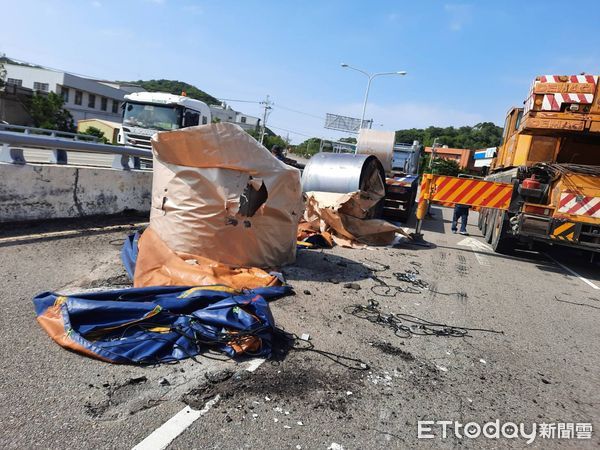 ▲▼台一線苗栗通霄路段13日下午2捲各10噸重的鋼捲從拖板車上掉落，幸好味波及其他人車。（圖／記者蔡文淵翻攝）