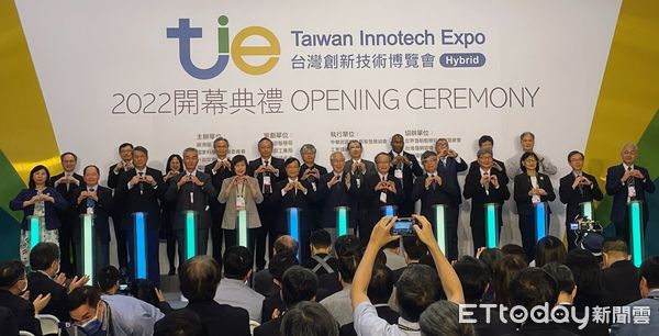 ▲2022年台灣創新技術博覽會開幕典禮上，貴賓們一同比出無限手勢為展覽揭開序幕。(圖/貿協提供）