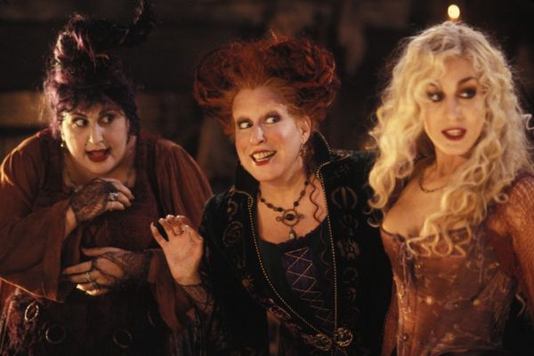 ▲▼相隔29年《女巫也瘋狂》三位主角（由左至右）凱西那吉米、貝蒂蜜勒、莎拉潔西卡帕克幾乎凍齡。（圖∕Disney+提供）