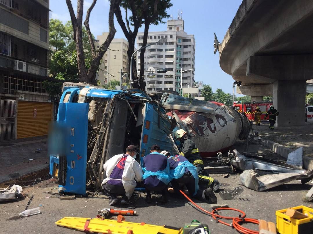 ▲▼水泥預拌車墜橋，駕駛重傷卡車底。（圖／記者許宥孺翻攝）