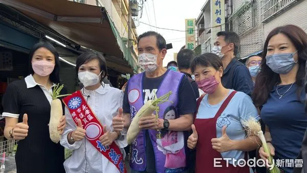 ▲前總統馬英九南下陪同競選連任的國民黨台南市永康區議員參選人林燕祝，前往自強黃昏市場拜票，呼籲團結不要受到謠言影響，一定要集中選票力挺林燕祝連任來繼續回饋鄉親。（圖／記者林悅翻攝，下同）