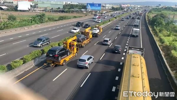 ▲▼國道1號彰化交流道段3車追撞。（圖／記者唐詠絮翻攝）