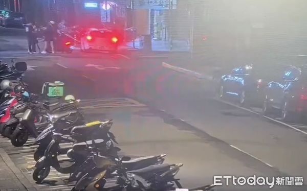 ▲▼闕女在場不斷咆哮大嗆「Ｘ你娘」，最後警方上銬將人保護管束。（圖／記者邱中岳翻攝）