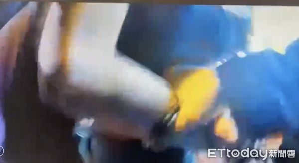 ▲▼闕女在場不斷咆哮大嗆「Ｘ你娘」，最後警方上銬將人保護管束。（圖／記者邱中岳翻攝）