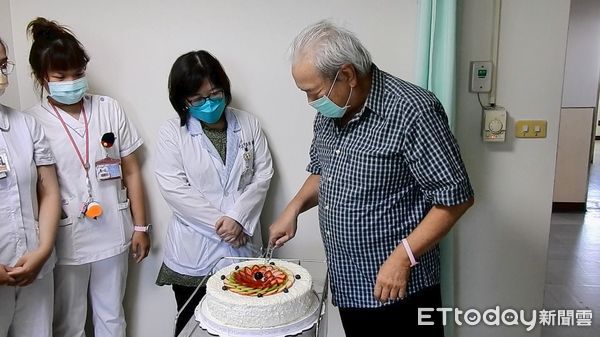 ▲歷經3個月化療出院，68歲林姓病患用蛋糕慰醫護。（圖／記者楊漢聲翻攝）