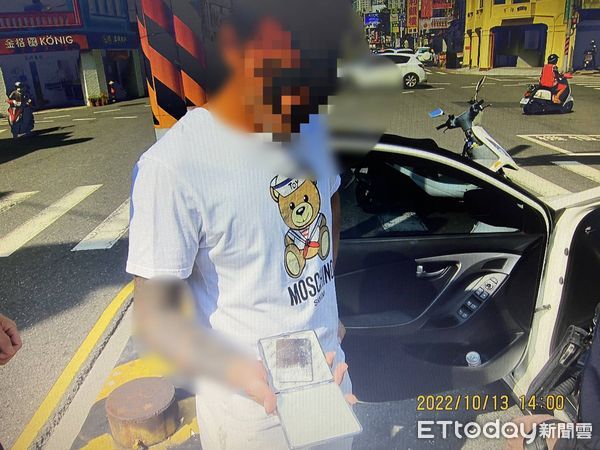 ▲24歲黃姓男子及21歲陳姓男子，駕車停等紅燈時，竟在車上抽愷他命毒菸，正好毒味飄散至車外，被巡邏經過之二分局海安所警員洪正偉、劉高明查獲。（圖／記者林悅翻攝，下同）