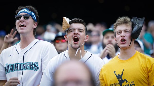 ▲神奇逆轉鞋。（圖／翻攝自推特／@Mariners）