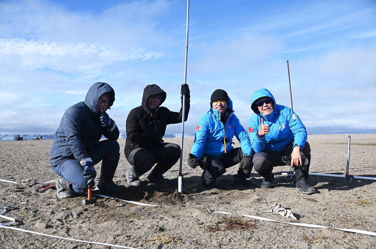 ▲▼中大北極探索隊忍酷寒，以人工方式鑽掘出5口觀測井，提供水位與溫度及土壤取樣的分析。（圖／中大提供）