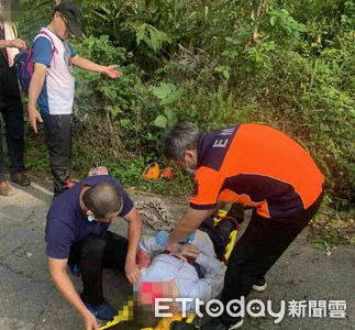 民眾登大凍山不慎失足墜落溪溝　南消架雙節梯搶救脫困送醫